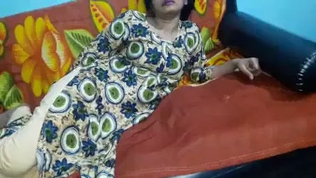 गोल चूची वाली भाभी के बूब्स मसलकर घोड़ी बनाकर चुदाई की देसी बीएफ वीडियो — screenshot 8