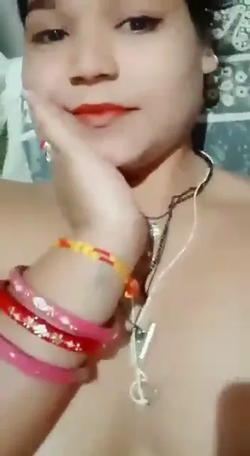 नंगी होकर अपने बड़े बूब्स और मोटी चरबीदार चूत दिखाती ब्यूटीफुल बीवी की देसी एमएमएस ब्लू फिल्म — screenshot 3