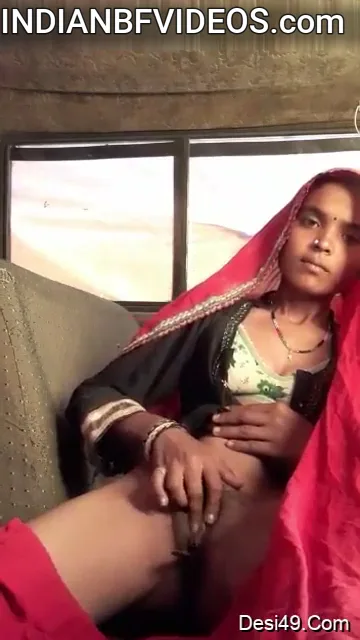 राजस्थानी देसी भाभी की प्यासी चूत में स्क्रू ड्राईवर डालकर चोदाई वाली गांव की क्लिप — screenshot 4