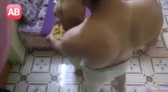 पति ने बीवी की गांड उठाकर डॉगी स्टाइल में चूत चोदने की तैयारी की वीडियो — screenshot 1