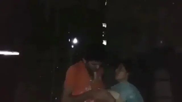 रात में गर्लफ्रेंड के बूब्स दबाने चूसने में मस्त लड़का हिंदी बीएफ सेक्स वीडियो — screenshot 1
