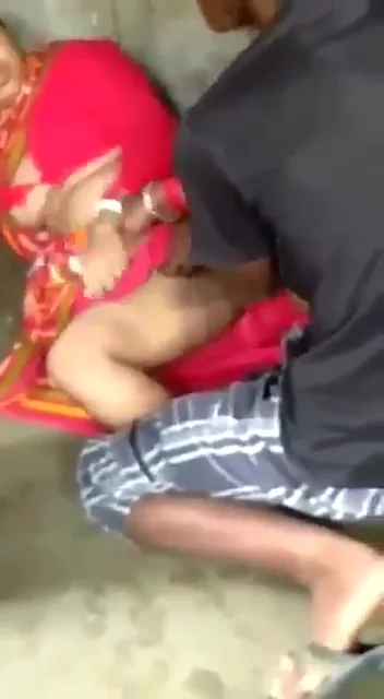 बंगाली रंडी को जोरदार चोदते हुए आउटडोर चुदाई बनाई गई वीडियो — screenshot 1