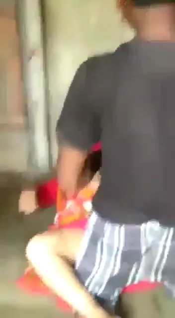 बंगाली रंडी को जोरदार चोदते हुए आउटडोर चुदाई बनाई गई वीडियो — screenshot 2