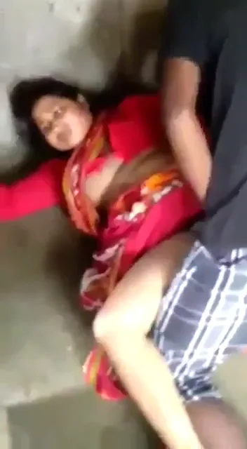बंगाली रंडी को जोरदार चोदते हुए आउटडोर चुदाई बनाई गई वीडियो — screenshot 4