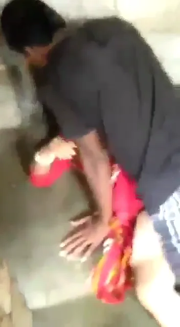 बंगाली रंडी को जोरदार चोदते हुए आउटडोर चुदाई बनाई गई वीडियो — screenshot 5