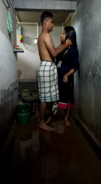 बंगाली कपल का नंगा बाथरूम सेक्स रोमांस देसी बीएफ वीडियो — screenshot 1