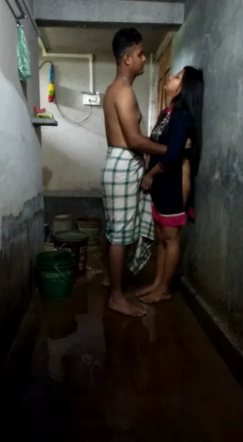 बंगाली कपल का नंगा बाथरूम सेक्स रोमांस देसी बीएफ वीडियो — screenshot 2