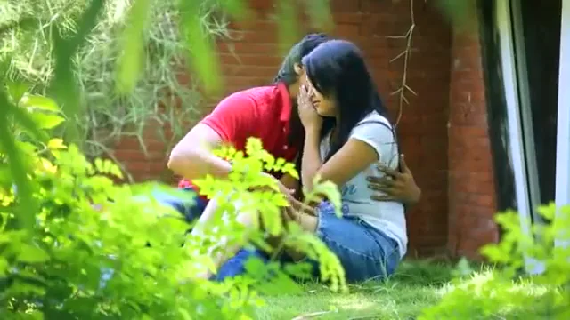 पार्क में रोमांस करते लवर्स को सिक्योरिटी गार्ड ने पकड़कर भगाया देसी एमएमएस — screenshot 1