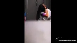 चेंजिंग रूम में लवर्स ने चुपके से सेक्स किया और चुदाई का मजा लिया — screenshot 1