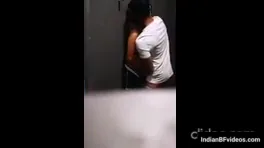 चेंजिंग रूम में लवर्स ने चुपके से सेक्स किया और चुदाई का मजा लिया — screenshot 4