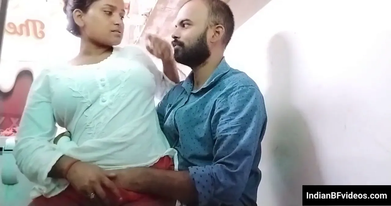 आइसक्रीम दुकान में दुकानदार लड़के ने ग्राहक लड़की की चिकनी चूत जोर से चोदी देसी एमएमएस