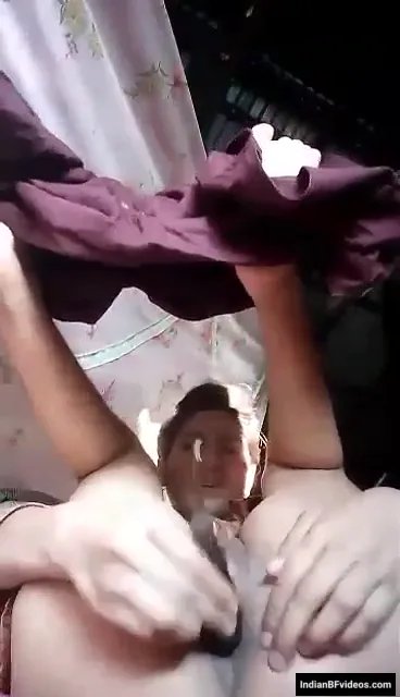 गांव की रंडी लड़की ने गांड दिखाते चूत में बैंगन लिया वीडियो — screenshot 6