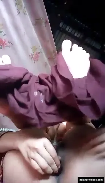गांव की रंडी लड़की ने गांड दिखाते चूत में बैंगन लिया वीडियो — screenshot 7