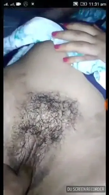 फोन पर बात कर रही गर्लफ्रेंड की चूत से खेलता लड़का देसी सेक्स MMS वीडियो — screenshot 1