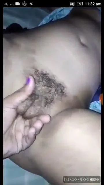 फोन पर बात कर रही गर्लफ्रेंड की चूत से खेलता लड़का देसी सेक्स MMS वीडियो — screenshot 4