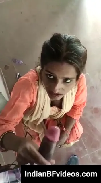 मॉल की सफाई वाली भाभी को गार्ड ने टेरेस पर लेजाकर लंड चूसाया देसी बीएफ सेक्स वीडियो — screenshot 2
