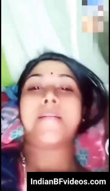 ननद के साथ बैठ भाभी अपने लवर को विडियो कॉल पर चूत दिखाकर देसी सेक्स का माल दिखाती है — screenshot 1