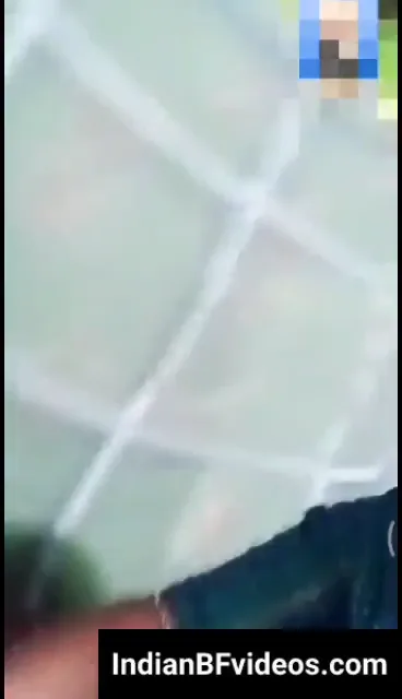 ननद के साथ बैठ भाभी अपने लवर को विडियो कॉल पर चूत दिखाकर देसी सेक्स का माल दिखाती है — screenshot 3