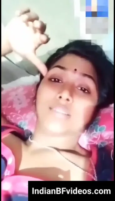 ननद के साथ बैठ भाभी अपने लवर को विडियो कॉल पर चूत दिखाकर देसी सेक्स का माल दिखाती है — screenshot 5