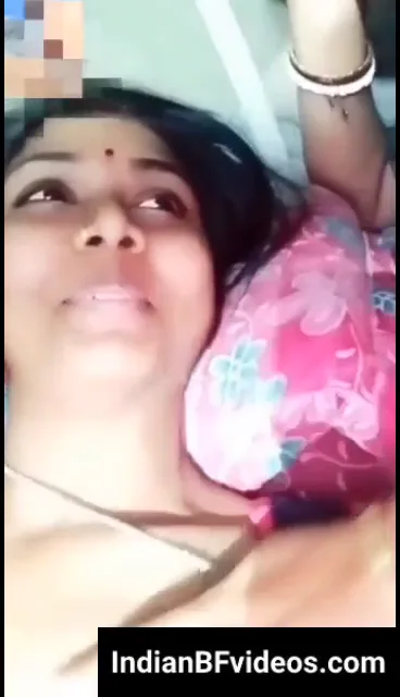 ननद के साथ बैठ भाभी अपने लवर को विडियो कॉल पर चूत दिखाकर देसी सेक्स का माल दिखाती है — screenshot 6