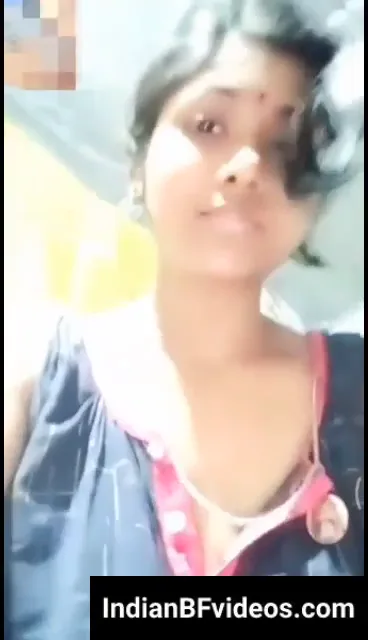 ननद के साथ बैठ भाभी अपने लवर को विडियो कॉल पर चूत दिखाकर देसी सेक्स का माल दिखाती है — screenshot 7