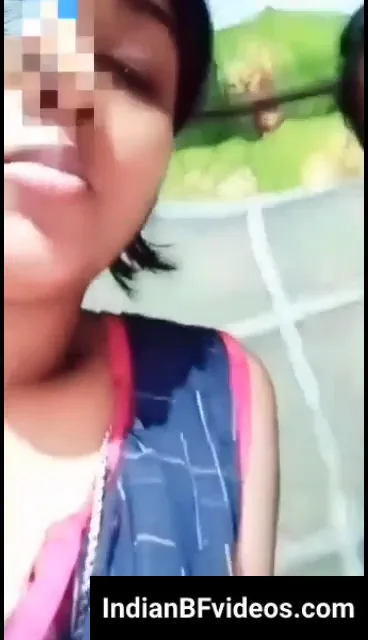 ननद के साथ बैठ भाभी अपने लवर को विडियो कॉल पर चूत दिखाकर देसी सेक्स का माल दिखाती है — screenshot 9