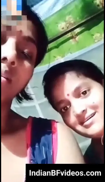 ननद के साथ बैठ भाभी अपने लवर को विडियो कॉल पर चूत दिखाकर देसी सेक्स का माल दिखाती है — screenshot 10