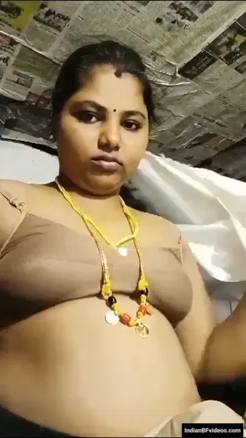गाँव की सुन्दर भाभी अपने बूब्स दबाते हुए चूत दिखाती हुई देसी एमएमएस वीडियो — screenshot 3