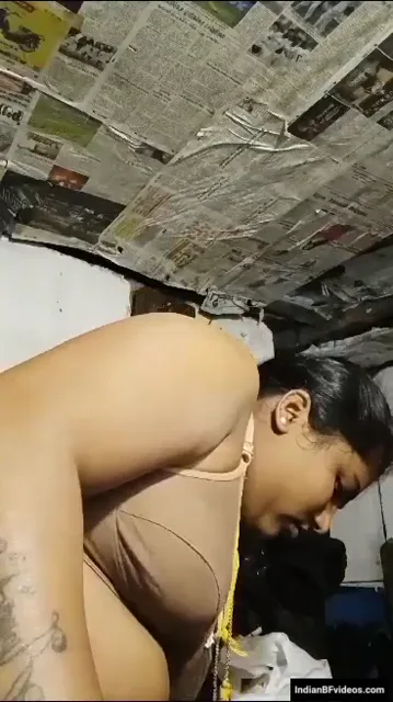 गाँव की सुन्दर भाभी अपने बूब्स दबाते हुए चूत दिखाती हुई देसी एमएमएस वीडियो — screenshot 5