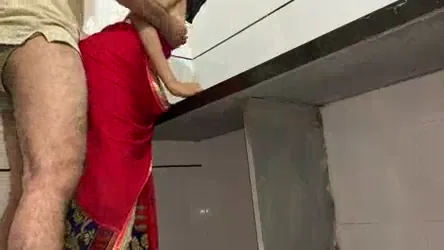 स्वाति भाभी की किचन में खड़े खड़े मोटा लंड लेकर देसी चुदाई हिंदी बीएफ वीडियो — screenshot 1