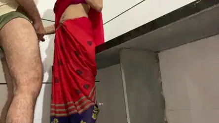 स्वाति भाभी की किचन में खड़े खड़े मोटा लंड लेकर देसी चुदाई हिंदी बीएफ वीडियो — screenshot 2