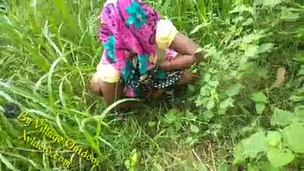 पोदीने की खेती में साली संग जीजा की देहाती चुदाई वीडियो — screenshot 4