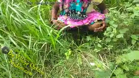 पोदीने की खेती में साली संग जीजा की देहाती चुदाई वीडियो — screenshot 5