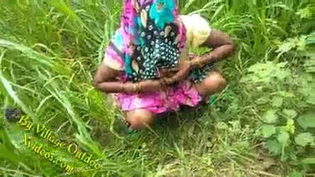 पोदीने की खेती में साली संग जीजा की देहाती चुदाई वीडियो — screenshot 10