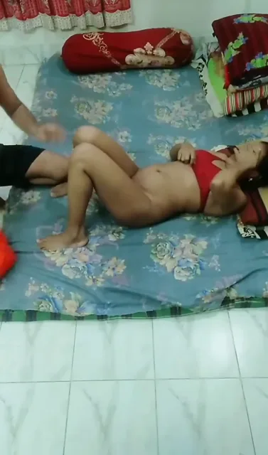 बीवी की सलवार उतारकर फर्श पर चुदाई करता पति देसी बीवी गांड चुदाई वीडियो — screenshot 1