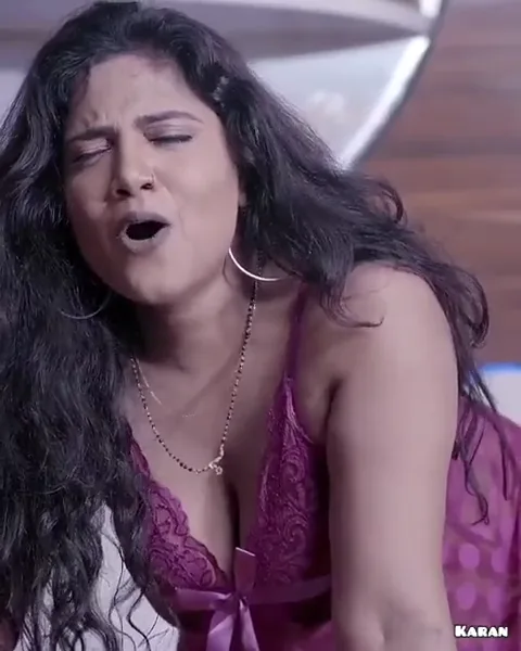 सेक्सी मेमसाहब ने पेंटी उतारकर नंदू नौकर से अपनी गांड चटवाई देसी आंटी चुदाई वीडियो — screenshot 2