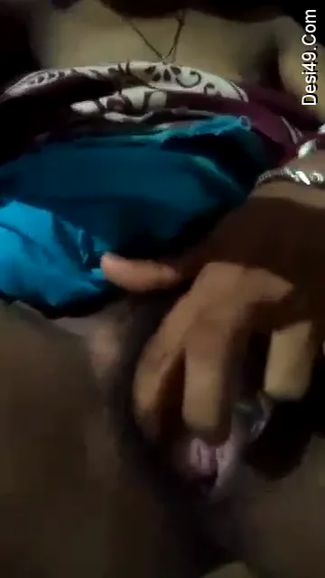 टीवी देखते हुए बीवी ने अपने चुचे और चूत का भोसड़ा दिखाया देसी MMS — screenshot 8
