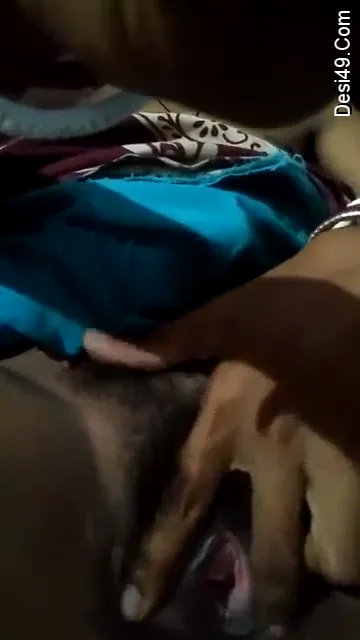 टीवी देखते हुए बीवी ने अपने चुचे और चूत का भोसड़ा दिखाया देसी MMS — screenshot 9