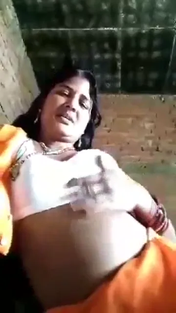 देहाती भाभी अपने बड़े बूब्स और गीली चूत को खोलकर दिखाती हुई देसी बीएफ सेक्स वीडियो — screenshot 2