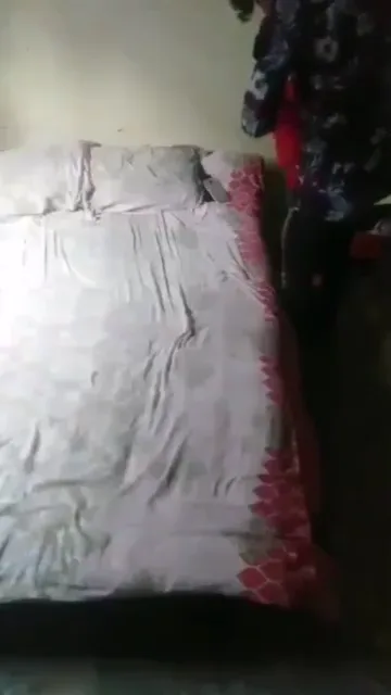 घर आई गर्लफ्रेंड के कपड़े उतारकर जोर से चोदने वाली देसी बॉयफ्रेंड सेक्स एमएमएस — screenshot 1