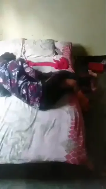 घर आई गर्लफ्रेंड के कपड़े उतारकर जोर से चोदने वाली देसी बॉयफ्रेंड सेक्स एमएमएस — screenshot 5