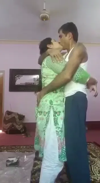 पाकिस्तानी भाभी ने पति के साथ नंगे रोमांस करके चुदाई कराई वीडियो — screenshot 1