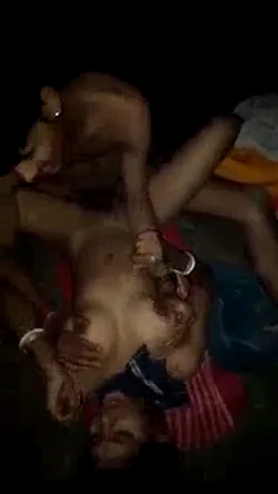 अंधेरी रात खुली हवा में रंडी लड़कों से चुदते हुए देसी चुदाई एमएमएस वीडियो — screenshot 8