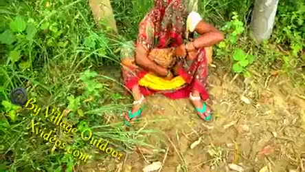 जंगल में देसी आंटी की जोरदार गांड चुदाई हिंदी बीएफ वीडियो — screenshot 3