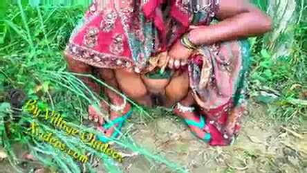 जंगल में देसी आंटी की जोरदार गांड चुदाई हिंदी बीएफ वीडियो — screenshot 8