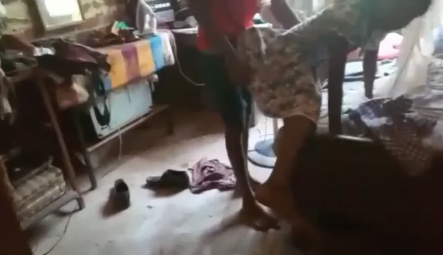 पड़ोसी लड़की को घर बुलाकर फ्रॉक उठा के चूत चुदाई करते हुए देसी एमएमएस वीडियो