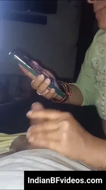 रील्स देखती देसी आंटी ने जवान लवर का मोटा लंड हाथों से हिलाया हिंदी बीएफ वीडियो — screenshot 1