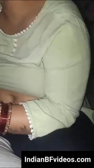 रील्स देखती देसी आंटी ने जवान लवर का मोटा लंड हाथों से हिलाया हिंदी बीएफ वीडियो — screenshot 3