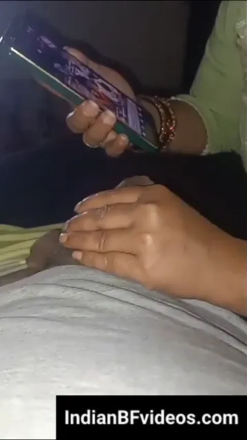 रील्स देखती देसी आंटी ने जवान लवर का मोटा लंड हाथों से हिलाया हिंदी बीएफ वीडियो — screenshot 4