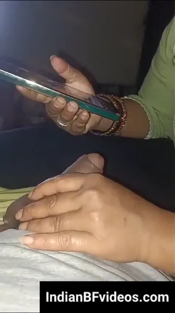 रील्स देखती देसी आंटी ने जवान लवर का मोटा लंड हाथों से हिलाया हिंदी बीएफ वीडियो — screenshot 5